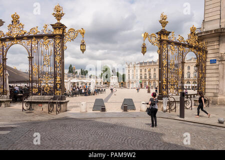 Nancy, Francia - 21 Giugno 2018: la gente a piedi in Place Stanislas square al mattino. Foto Stock