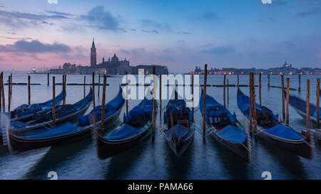 Pre-alba della luce sulle gondole e San Giorgio Maggiore, Venezia, Veneto, Italia Foto Stock