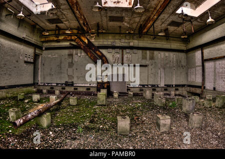 Orford Ness, Suffolk REGNO UNITO. 14 ottobre, 2011. Le armi atomiche Istituto di Ricerca (AWRE) a Orford Ness nel Suffolk, Inghilterra. Esso è stato utilizzato per la prova di ordinanza da WWI attraverso la guerra fredda. La pagoda sono state progettate per il test della Gran Bretagna la prima bomba atomica, il Danubio blu. Gli edifici erano tetti concrete che sono state coperte con la sabbia e le pietre che sono state progettate per comprimere se un esplosione ha avuto luogo, che coprono le principali blast. In nessun punto è stata una testata nucleare usato durante il test delle armi atomiche in questo stabilimento. Pic presi 14/10/2011. Credito: Michael Scott/Alamy Live News Foto Stock