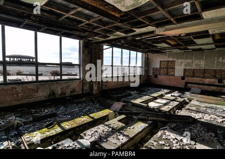 Orford Ness, Suffolk REGNO UNITO. 14 ottobre, 2011. Le armi atomiche Istituto di Ricerca (AWRE) a Orford Ness nel Suffolk, Inghilterra. Esso è stato utilizzato per la prova di ordinanza da WWI attraverso la guerra fredda. La pagoda sono state progettate per il test della Gran Bretagna la prima bomba atomica, il Danubio blu. Gli edifici erano tetti concrete che sono state coperte con la sabbia e le pietre che sono state progettate per comprimere se un esplosione ha avuto luogo, che coprono le principali blast. In nessun punto è stata una testata nucleare usato durante il test delle armi atomiche in questo stabilimento. Pic presi 14/10/2011. Credito: Michael Scott/Alamy Live News Foto Stock