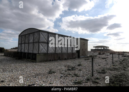 Orford Ness, Suffolk REGNO UNITO. 14 ottobre, 2011. Le armi atomiche Istituto di Ricerca (AWRE) a Orford Ness nel Suffolk, Inghilterra. Esso è stato utilizzato per la prova di ordinanza da WWI attraverso la guerra fredda. La pagoda sono state progettate per il test della Gran Bretagna la prima bomba atomica, il Danubio blu. Gli edifici erano tetti concrete che sono state coperte con la sabbia e le pietre che sono state progettate per comprimere se un esplosione ha avuto luogo, che coprono le principali blast. In nessun punto è stata una testata nucleare usato durante il test delle armi atomiche in questo stabilimento. Pic presi 14/10/2011. Credito: Michael Scott/Alamy Live News Foto Stock