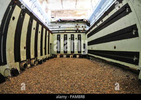 Orford Ness, Suffolk REGNO UNITO. 14 ottobre, 2011. Le armi atomiche Istituto di Ricerca (AWRE) a Orford Ness nel Suffolk, Inghilterra. Esso è stato utilizzato per la prova di ordinanza da WWI attraverso la guerra fredda. La pagoda sono state progettate per il test della Gran Bretagna la prima bomba atomica, il Danubio blu. Gli edifici erano tetti concrete che sono state coperte con la sabbia e le pietre che sono state progettate per comprimere se un esplosione ha avuto luogo, che coprono le principali blast. In nessun punto è stata una testata nucleare usato durante il test delle armi atomiche in questo stabilimento. Pic presi 14/10/2011. Credito: Michael Scott/Alamy Live News Foto Stock