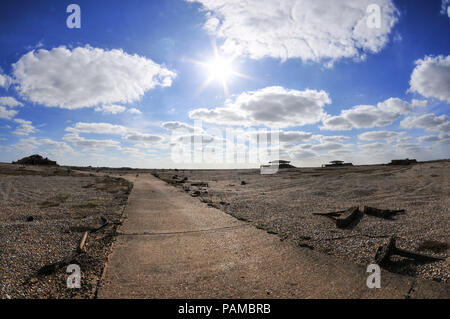 Orford Ness, Suffolk REGNO UNITO. 14 ottobre, 2011. Le armi atomiche Istituto di Ricerca (AWRE) a Orford Ness nel Suffolk, Inghilterra. Esso è stato utilizzato per la prova di ordinanza da WWI attraverso la guerra fredda. La pagoda sono state progettate per il test della Gran Bretagna la prima bomba atomica, il Danubio blu. Gli edifici erano tetti concrete che sono state coperte con la sabbia e le pietre che sono state progettate per comprimere se un esplosione ha avuto luogo, che coprono le principali blast. In nessun punto è stata una testata nucleare usato durante il test delle armi atomiche in questo stabilimento. Pic presi 14/10/2011. Credito: Michael Scott/Alamy Live News Foto Stock