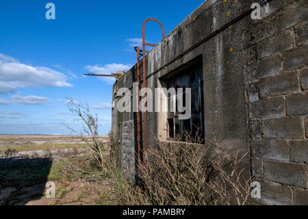 Orford Ness, Suffolk REGNO UNITO. 14 ottobre, 2011. Le armi atomiche Istituto di Ricerca (AWRE) a Orford Ness nel Suffolk, Inghilterra. Esso è stato utilizzato per la prova di ordinanza da WWI attraverso la guerra fredda. La pagoda sono state progettate per il test della Gran Bretagna la prima bomba atomica, il Danubio blu. Gli edifici erano tetti concrete che sono state coperte con la sabbia e le pietre che sono state progettate per comprimere se un esplosione ha avuto luogo, che coprono le principali blast. In nessun punto è stata una testata nucleare usato durante il test delle armi atomiche in questo stabilimento. Pic presi 14/10/2011. Credito: Michael Scott/Alamy Live News Foto Stock