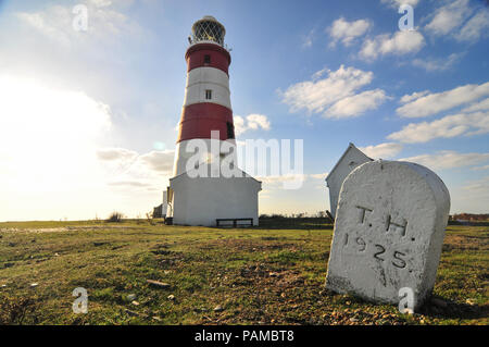 Orford Ness, Suffolk REGNO UNITO. 14 ottobre, 2011. Le armi atomiche Istituto di Ricerca (AWRE) a Orford Ness nel Suffolk, Inghilterra. Esso è stato utilizzato per la prova di ordinanza da WWI attraverso la guerra fredda. La pagoda sono state progettate per il test della Gran Bretagna la prima bomba atomica, il Danubio blu. Gli edifici erano tetti concrete che sono state coperte con la sabbia e le pietre che sono state progettate per comprimere se un esplosione ha avuto luogo, che coprono le principali blast. In nessun punto è stata una testata nucleare usato durante il test delle armi atomiche in questo stabilimento. Pic presi 14/10/2011. Credito: Michael Scott/Alamy Live News Foto Stock