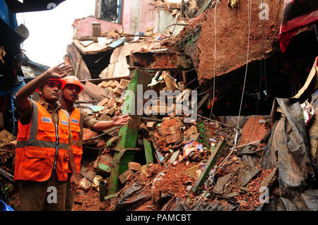 Kolkata, India. 23 Luglio, 2018. Un vecchio edificio a due piani è crollato in Sealdah Baithakkhana Bazaar crollato a causa delle pesanti durante la notte la pioggia, due persone uccise e uno ferito in questo incidente. Credito: Saikat Paolo/Pacific Press/Alamy Live News Foto Stock