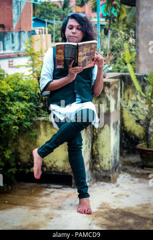 Kolkata, India. 23 Luglio, 2018. Sayantan Ghosh ora noto come Megh Sayantan Ghosh divenne il primo transgender avvocato che ha vinto una causa presso i Giudici Alipore Corte questo febbraio 2018. Credito: Tirthankar Das/Pacific Press/Alamy Live News Foto Stock