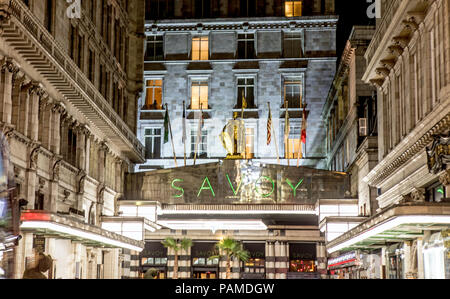 Il Savoy Hotel di Notte London REGNO UNITO Foto Stock