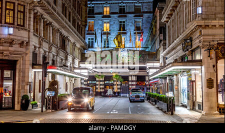 Il Savoy Hotel di Notte London REGNO UNITO Foto Stock