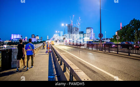 La gente che camminava sul ponte di Waterloo a notte London REGNO UNITO Foto Stock