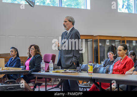 Gli imputati' avvocato David Dorfman offrendo istruzione open - sei persone che sono in fase di sperimentazione in Cortlandt, NY per la trasgressione di una azione che ha bloccato la costruzione della Spectra/Enbridge obiettivo fracked gasdotto per 16 ore nel 2016 saranno ammessi a sostenere che le loro azioni sono state necessarie per evitare danni imminenti. La decisione del giudice Ragazzo per consentire la necessità di difesa si accende i talloni del rilascio di riepilogo di una valutazione indipendente dei rischi dal Governatore Cuomo's administration che ha riconosciuto le domande senza risposta e rimandati anni di preoccupazioni in merito alla sicurezza degli esperti e Foto Stock