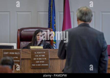 Gli imputati' avvocato David Dorfman offrendo istruzione open - sei persone che sono in fase di sperimentazione in Cortlandt, NY per la trasgressione di una azione che ha bloccato la costruzione della Spectra/Enbridge obiettivo fracked gasdotto per 16 ore nel 2016 saranno ammessi a sostenere che le loro azioni sono state necessarie per evitare danni imminenti. La decisione del giudice Ragazzo per consentire la necessità di difesa si accende i talloni del rilascio di riepilogo di una valutazione indipendente dei rischi dal Governatore Cuomo's administration che ha riconosciuto le domande senza risposta e rimandati anni di preoccupazioni in merito alla sicurezza degli esperti e Foto Stock