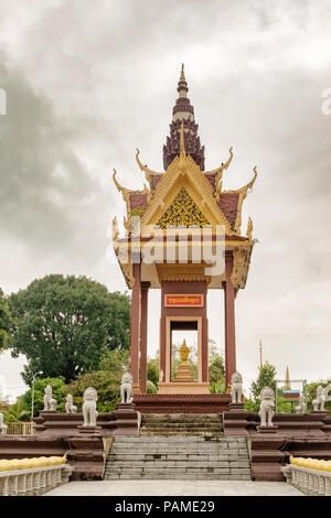 Edificio di grande tempio Buddista Wat IntNhean chiamato Wat Krom in Sihanoukville, noto anche come Kampong Som, Cambogia Foto Stock