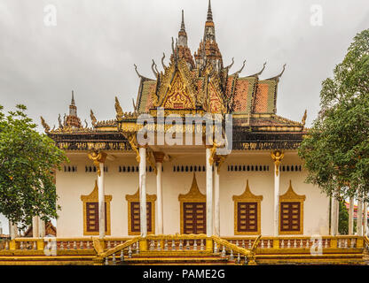 La facciata anteriore del grande tempio Buddista Wat IntNhean chiamato Wat Krom con tutti i suoi ornamenti in Sihanoukville, noto anche come Kampong Som, Cambogia. Foto Stock