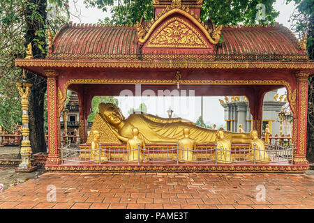 Il gigante reclino, sleeping Buddha presso il tempio Buddista Wat IntNhean chiamato Wat Krom in Sihanoukville, noto anche come Kampong Som, Cambogia. Foto Stock