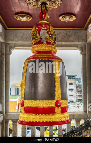Campana al Wat Traimit tempio dove la statua del Buddha d'Oro si trova a Bangkok, in Thailandia. Foto Stock