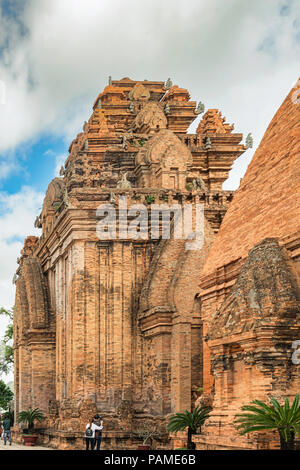 Nha Trang, Vietnam - Dic 23, 2017: turisti visitano Po Nagar tempio Cham towers di Nha Trang, Khanh Hoa Provincia, Vietnam. Foto Stock