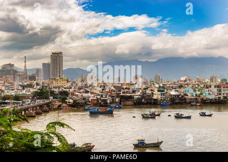 Nha Trang, Vietnam - Dic 23, 2017. Barche da Pesca nella baia di Nha Trang, Vietnam, del cielo della città sullo sfondo. Nha Trang è ben noto per il suo essere Foto Stock