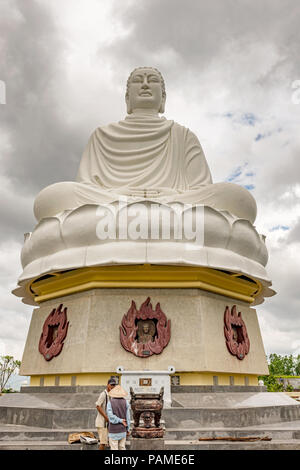 Nha Trang, Vietnam - Dic 23, 2017: Gente di fronte al Gautama Buddha vicino l' Hai Duc Pagoda che sorge sulla cima di una collina che si affaccia a Nha Trang in Foto Stock