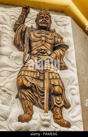 Nha Trang, Vietnam - Dic 23, 2017: guerriero gigante scultura in corrispondenza del lato di Gautama Buddha vicino Hai Duc Pagoda che sorge sulla cima di una collina che si affaccia su Nh Foto Stock