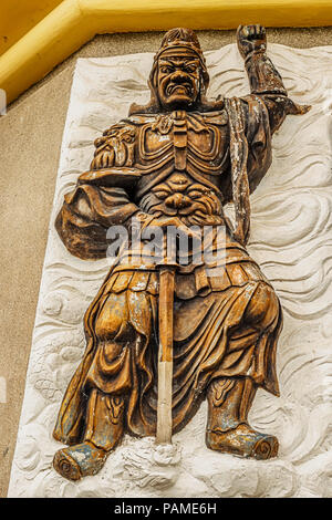 Nha Trang, Vietnam - Dic 23, 2017: guerriero gigante scultura in corrispondenza del lato di Gautama Buddha vicino Hai Duc Pagoda che sorge sulla cima di una collina che si affaccia su Nh Foto Stock