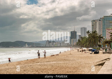 Nha Trang, Vietnam - Dic 23, 2017: sabbiosa spiaggia di Baia e moderni edifici condominiali in background in Nha Trang la città turistica in Vietnam Foto Stock