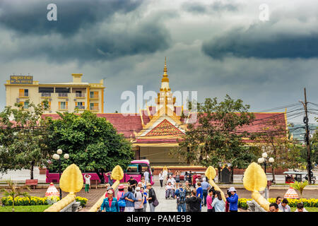 Sihanoukville, Cambogia - 27 DIC 2017: turisti di entrare nel grande tempio Buddista Wat IntNhean chiamato Wat Krom con tutti i suoi ornamenti in Sihanoukvil Foto Stock