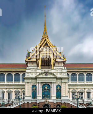 Bangkok, Thailandia 27 DIC 2017: facciata, Chakri Mahaprasad, Hall, Grand Palace. Si tratta di complesso di edifici a Bangkok che è servita come ufficiale di resi Foto Stock