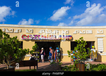 Cozumel, Messico - Dicembre 2015: turisti andando a area dello shopping presso il porto di mare. Foto Stock