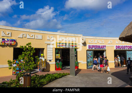 Cozumel, Messico - Dicembre 2015: turisti andando a area dello shopping presso il porto di mare. Foto Stock