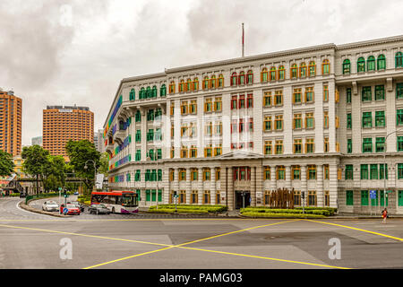 Singapore, - 11 Gennaio 2018: il traffico al patrimonio edificio coloniale con colorate finestre in legno in Clarke Quay, Singapore. Foto Stock