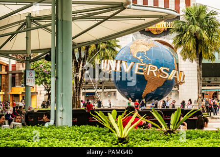Singapore - Jan 13, 2017: i visitatori vengono scattate le foto presso gli Universal Studios globo rotante sign in Singapore. Si tratta di un parco a tema si trova nel Resort Foto Stock