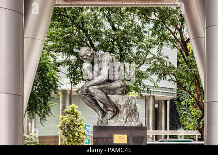 Singapore - Jan 14, 2018: Replica del pensatore scultura bu Auguste Rodin a torre OUE nel centro della città di Singapore. Foto Stock