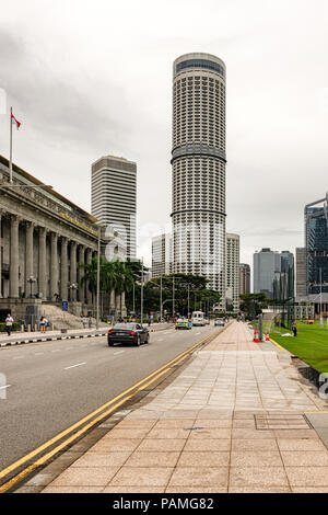 Singapore - Gennaio 14, 2018: turisti e il traffico nella parte anteriore della Galleria Nazionale di Singapore e visualizzare gli edifici di lotteria la città in Singapo Foto Stock