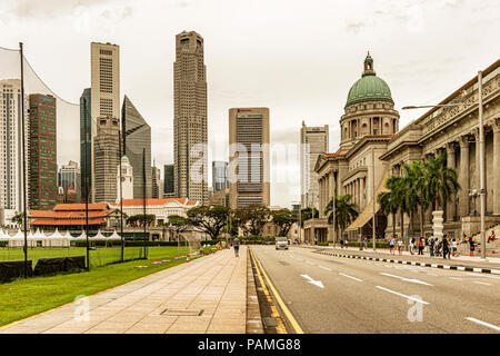 Singapore - Gennaio 14, 2018: turisti nella parte anteriore della Galleria Nazionale di Singapore e vista sul centro di grattacieli da St Andrew's Road. Foto Stock