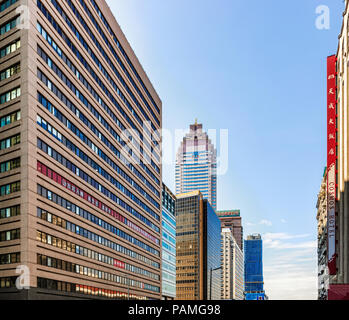 Taipei, Taiwan - Jan 16, 2017: Ufficio e hotel edifici lungo Zhongxiao West Road nel centro cittadino di Taipei, Taiwan. Foto Stock