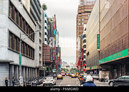 Taipei, Taiwan - Jan 16, 2017: Ufficio e hotel edifici lungo Zhongxiao West Road nel centro cittadino di Taipei, Taiwan. Foto Stock