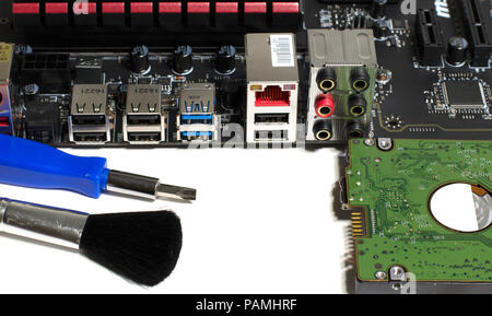 Tipo di scheda madre sul lato con gli strumenti e i pezzi di ricambio per la riparazione Foto Stock