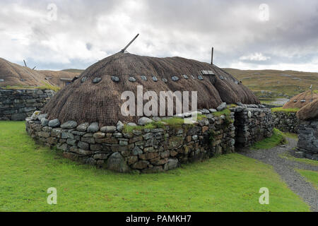 Blackhouse con tetto in paglia, isola di Lewis, Ebridi Esterne, Scozia Foto Stock