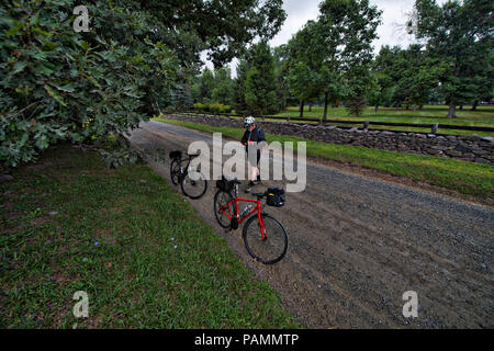 Stati Uniti - Luglio 23, 2018: Western Loudoun storica strada sterrata noto come Millville strada al di fuori del villaggio di Bloomfield. Molti di sporcizia roa Foto Stock