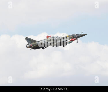 Due francesi Mirage 2000D aereo del Tactical Team Display battenti al 2018 Royal International Air Tattoo Foto Stock