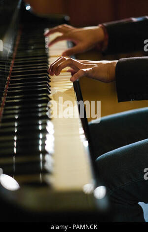 Il pianista con le mani in mano la riproduzione di un pianoforte a coda Foto Stock
