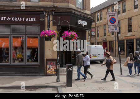 Oxford, Oxfordshire, Regno Unito. Il 23 giugno 2018. Regno Unito Meteo. Acquirenti e turisti godere Oneill nella pittoresca Oxford. Foto Stock