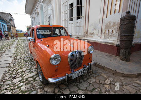 Un'annata 1958 British realizzato Austin lavorando come un taxi nel Patrimonio Mondiale UNESCO città di Trinidad, Cuba. Foto Stock