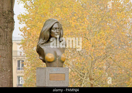 Busto in ottone del famoso cantante francese Dalida, trovati in Montmartre a Parigi, il fuoco selettivo Foto Stock