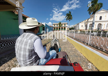Una carrozza trainata da cavalli noto localmente come un coche in Plaza Mayor, nel Patrimonio Mondiale dell Unesco città di Trinidad, Cuba.