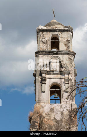 Vista esterna dell'ormai abbandonato Iglesia Santa Ana nel Patrimonio Mondiale UNESCO città di Trinidad, Cuba. Foto Stock