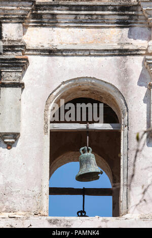 Vista esterna dell'ormai abbandonato Iglesia Santa Ana nel Patrimonio Mondiale UNESCO città di Trinidad, Cuba. Foto Stock