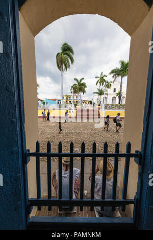 Una vista di Plaza Mayor nel Patrimonio mondiale dell UNESCO città di Trinidad, Cuba. Foto Stock