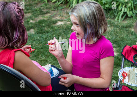 Carino biondo firma sorelle cast, a backyard birhtday partito. Modello di Rilascio L è #114 e a destra è #114 Foto Stock